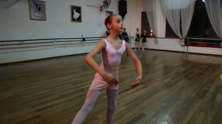 Elena Barbieri durante la clase de ballet