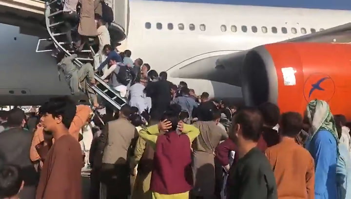 Caos en el aeropuerto de Kabul ante una toma de poder de los talibanes