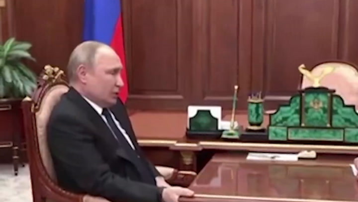 Vladimir Putin masayı o kadar sert tutuyor ki gergin TV görüntüsünde eli damarlarla şişiyor - Dünya Haberleri
