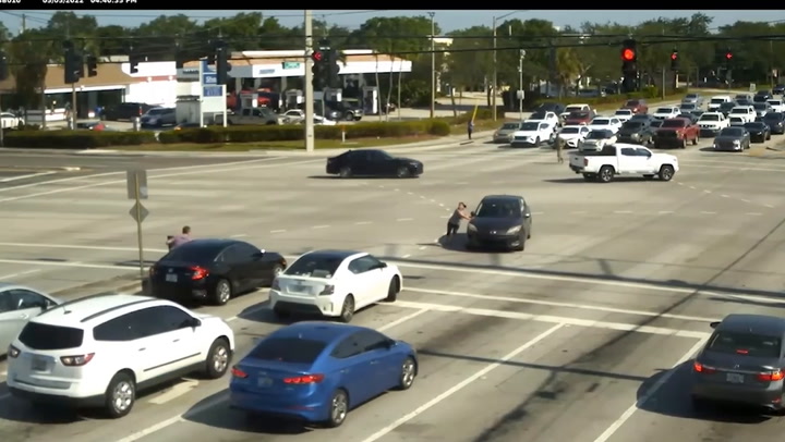 Impactante rescate de una mujer que perdió el sentido detrás del volante en Florida