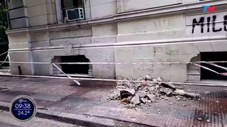 Peligro de derrumbe frente al Pellegrini: un pedazo de mampostería cayó sobre la vereda