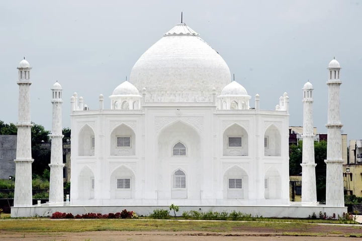Man builds replica Taj Mahal home for wife to live in
