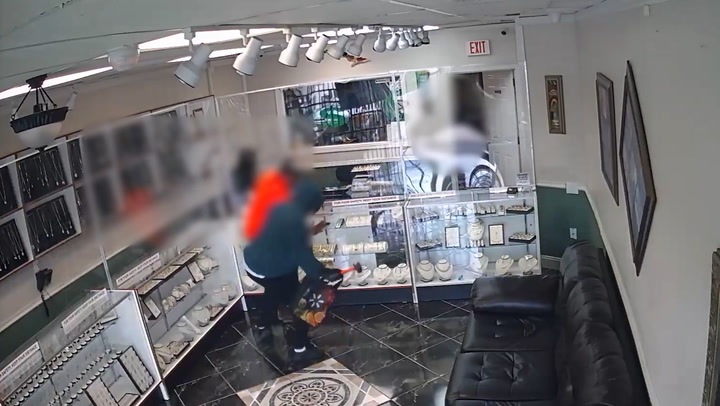 Suspect smashes glass case during armed robbery at Florida jewellery store.mp4