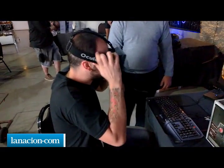 Mano a mano con un visor de realidad virtual