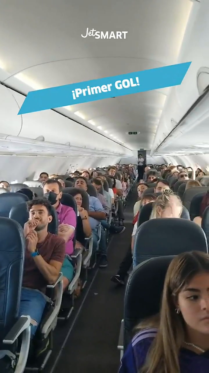 Los pasajeros del vuelo de Jets Smart Airlines quedaron encantados por la emoción del piloto hincha