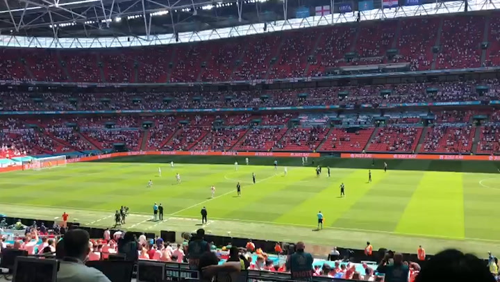 England fans boo team before being drowned out by cheers at Euro 2020