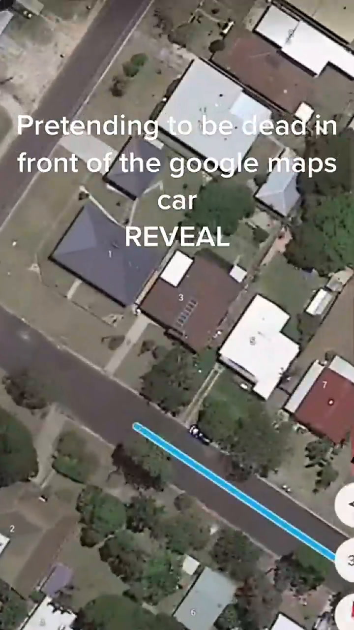 Un joven finge estar muerto frente al carro de Google Maps