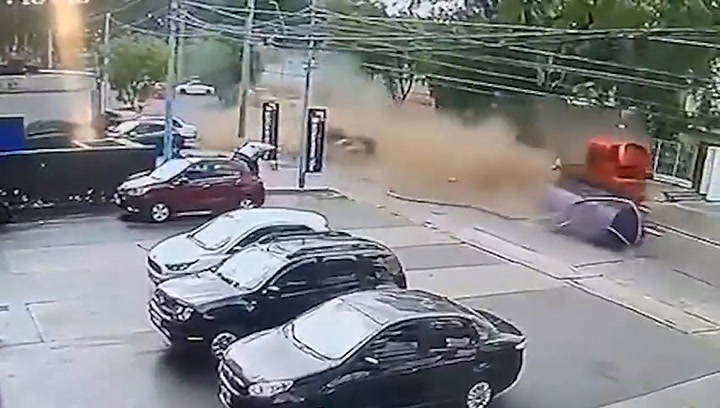 Milagro en Formosa: un camión fuera de control chocó contra seis autos