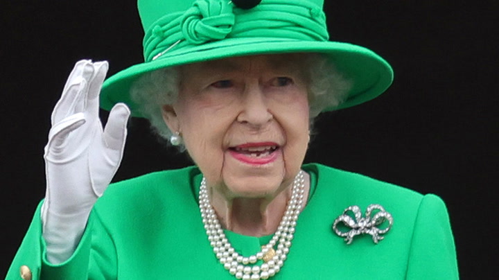 Queen Elizabeth appears on balcony at Platinum Jubilee Pageant finale