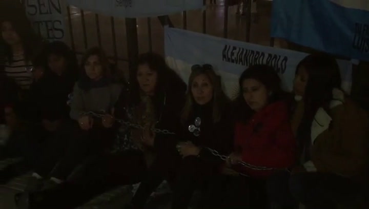 Los familiares de los tripulantes del Ara San Juan se encadenaron en la Plaza de Mayo