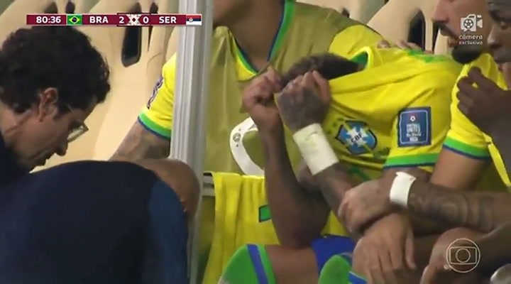 Neymar se retiró del partido con Serbia con un fuerte dolor en el tobillo