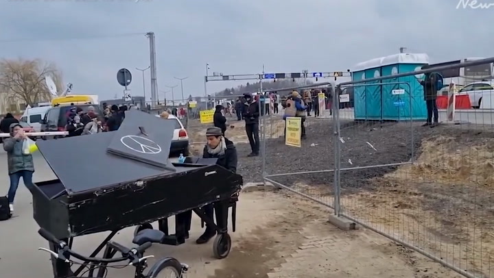 Pianista toca melodías en campo de refugiados ucranianos