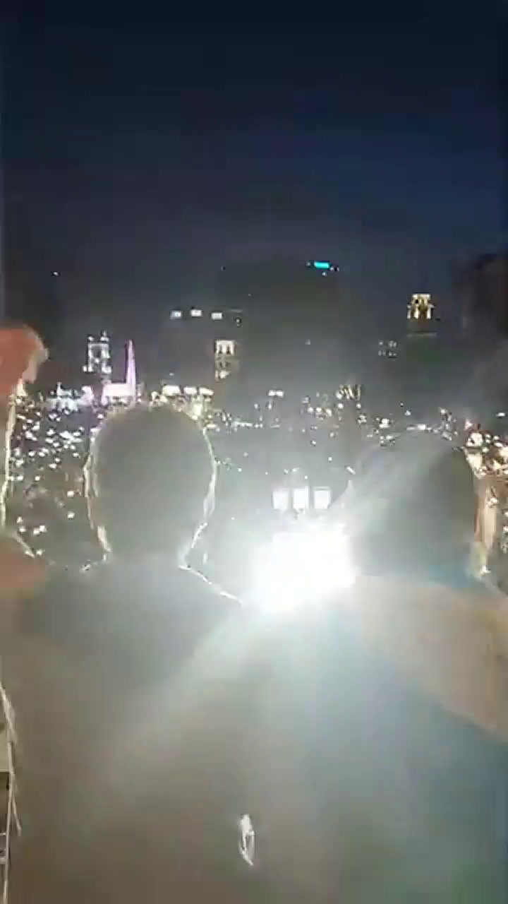 Macri salió al balcón durante el 24A