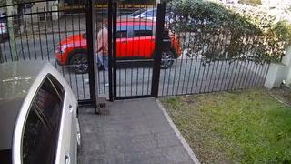 El dramático momento en que le roban el auto a un hombre con su bebé en el interior