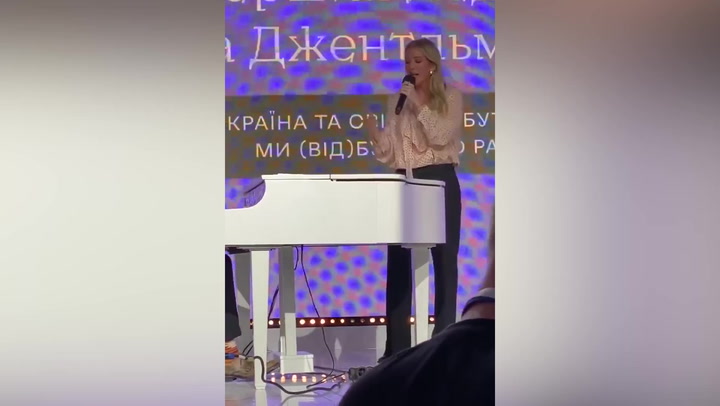 Ellie Goulding sings in Ukrainian at summit in Kyiv