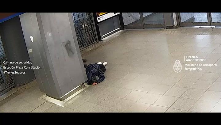 Robo entre pobres: Un hombre le robó la billetera a otro que dormía en la estación Constitución
