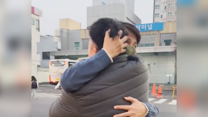 After 17-Year Search, Man Adopted To The U.S. Travels To Korea To Meet His Dad | Happily TV