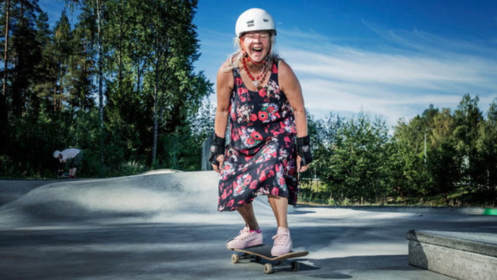 Lena Salmi, 66, bytte cykel mot skateboard