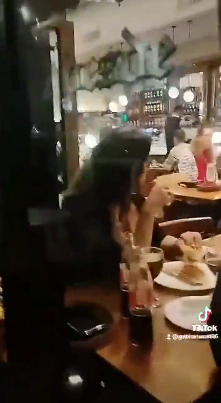 El momento en el que Victoria Donda es escrachada en un restaurante de Playa de Mayo