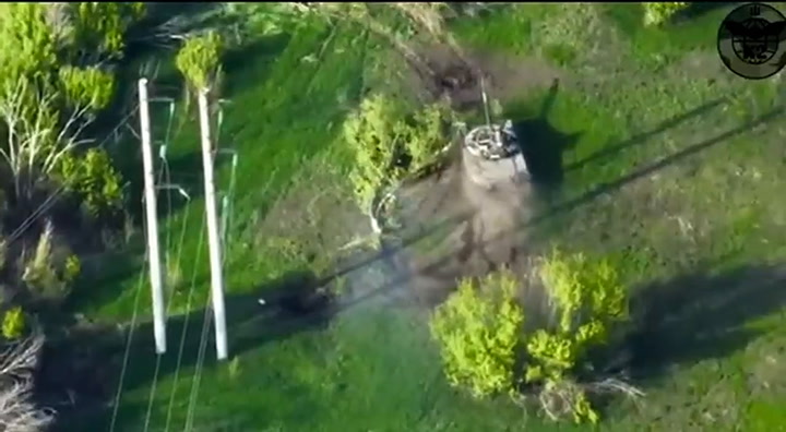 Un tanque ruso es destrozado por varias minas terrestres y un misil antitanque