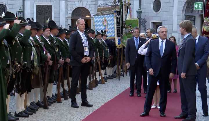 La llegada de Alberto Fernández a la actividad de bienvenida a los países invitados al G7