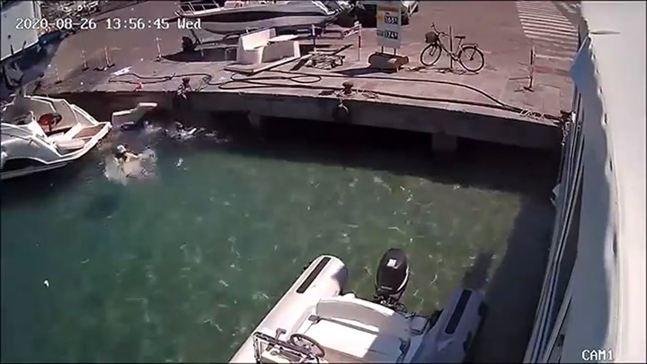 Una mujer vuela al agua tras el estallido de su bote en Italia