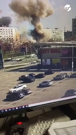 El momento en que un misil ruso impacta en un edificio residencial en Ucrania