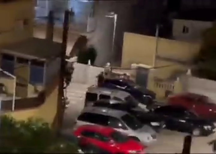 Un hombre desnudo causó temor en un barrio de Barcelona
