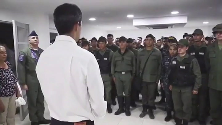 Juan Guaidó recibió a los militares venezolanos que desertaron - Fuente: Twitter