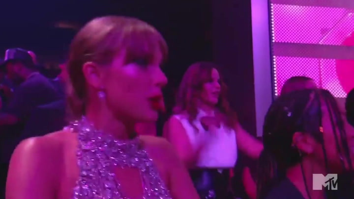 VMAs 2022: Taylor Swift raps along to Nicki Minaj medley