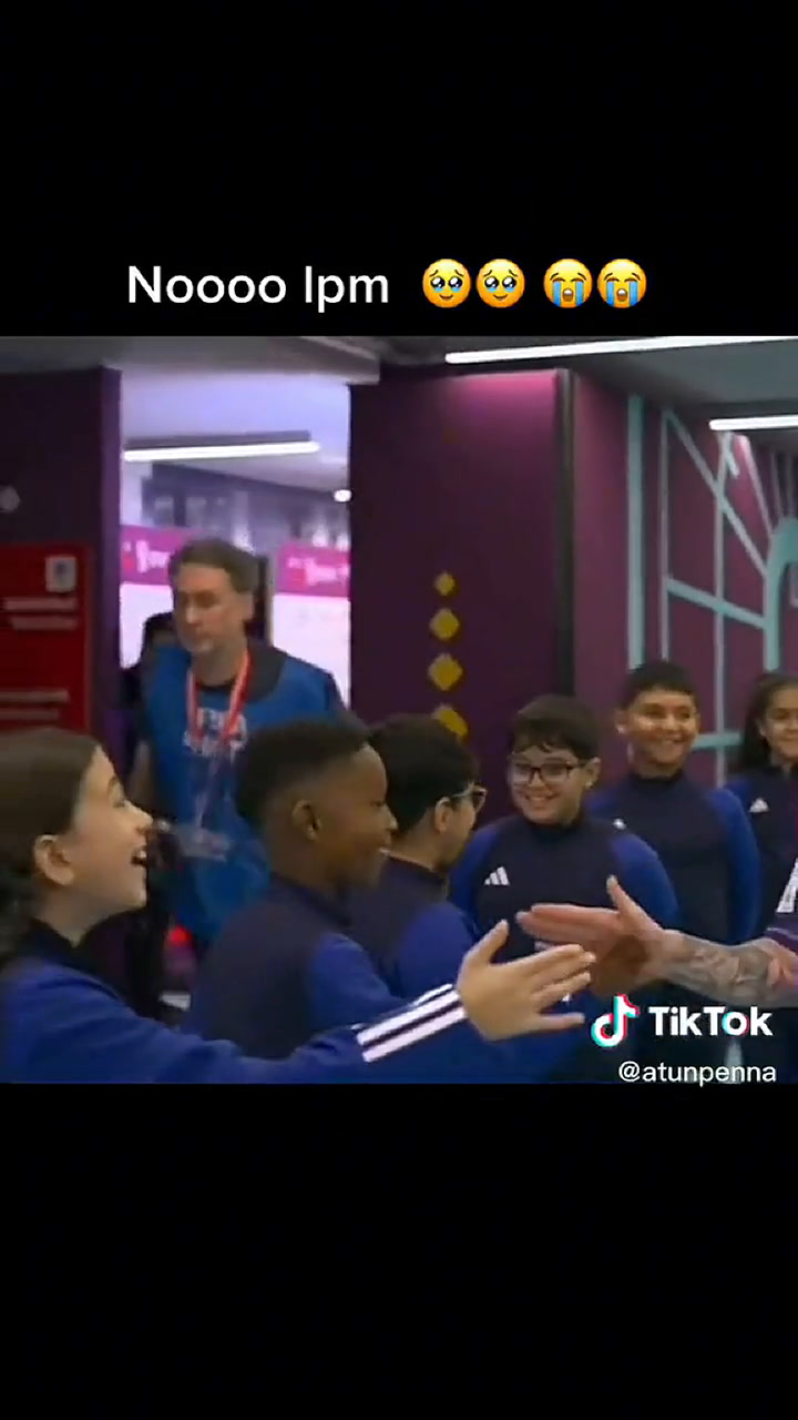 La expresión de alegría de una niña que saluda a Messi