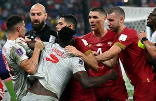 El tenso cruce entre jugadores de Suiza y Serbia en el Mundial de Qatar 2022
