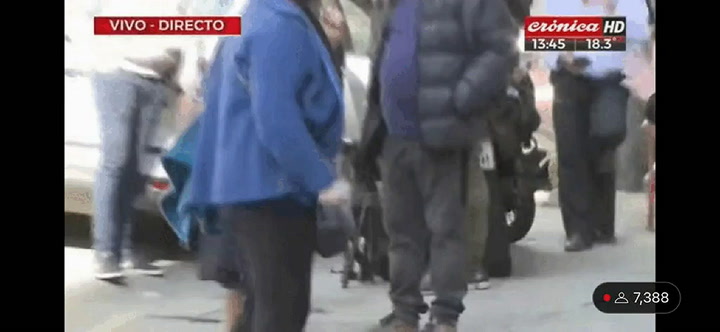 Una mujer agitó un cuchillo a la militancia kirchnerista frente a lo de Cristina