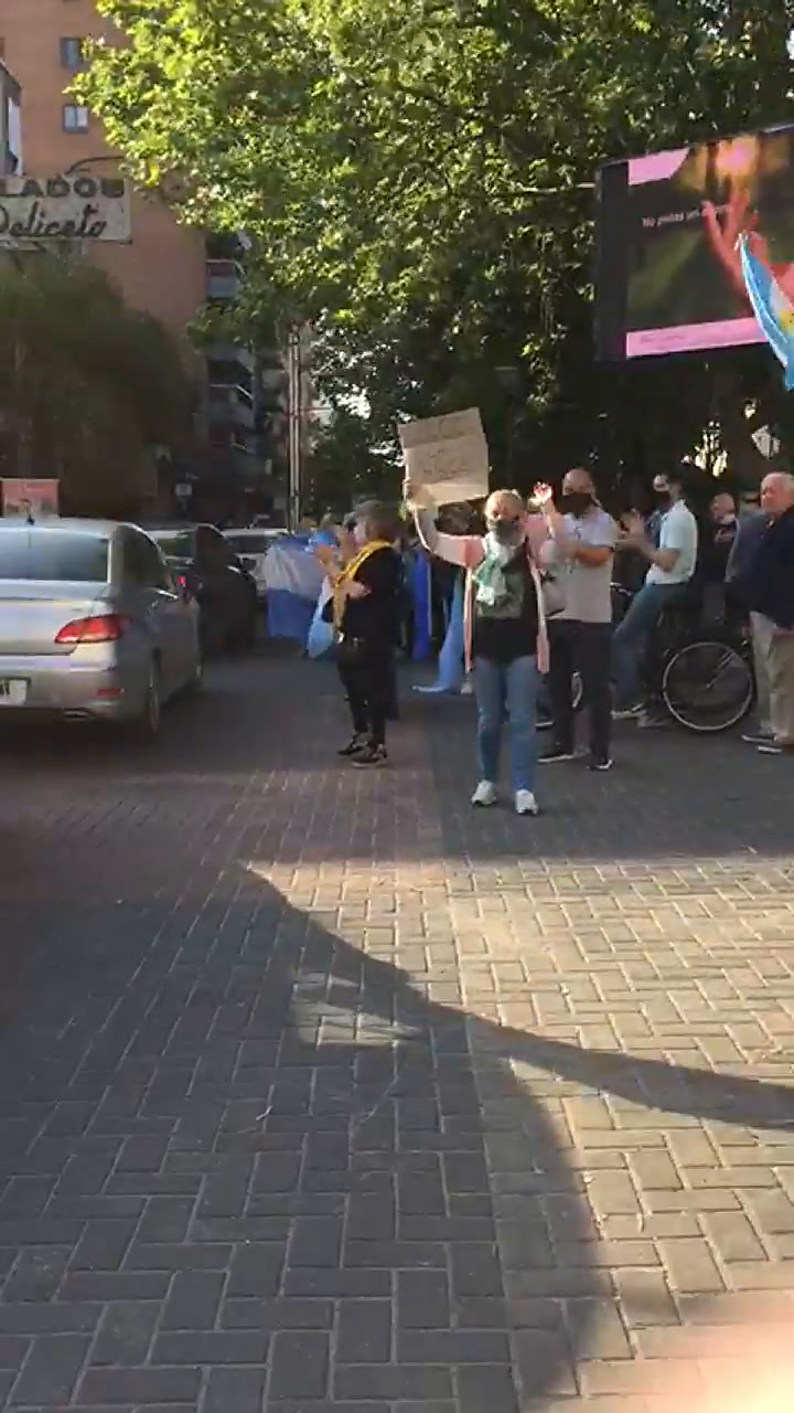 Marcha de vecinos de Quilmes que se oponen a la construcción de una alcaidía en el distrito
