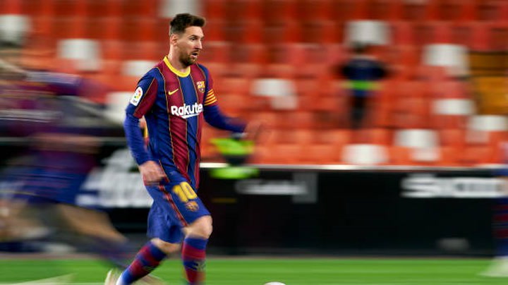 Lionel Messi 'agrees 50% pay cut' to stay at Barcelona