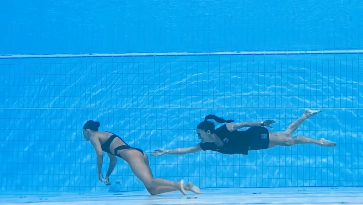 Impresionante rescate de competidora que se desmaya dentro del agua en el mundial de natación