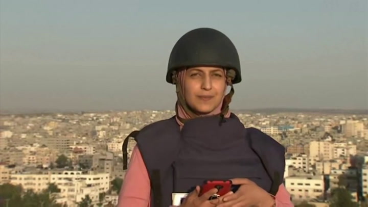 Una periodista trasmitía en vivo desde Gaza cuando un misil destruyó un edificio