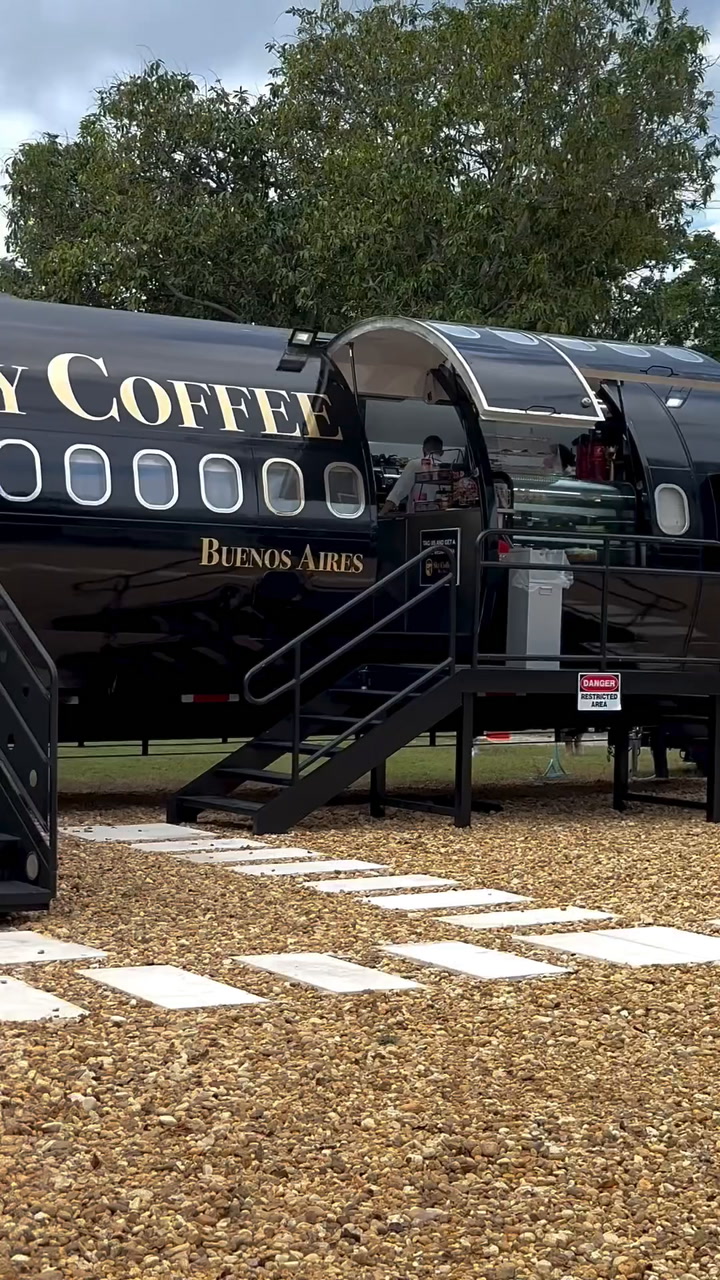 Sky Coffee Buenos Aires: la nueva cafetería dentro de un avión que es furor en Miami