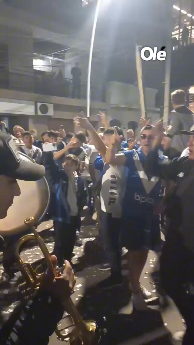 Los hinchas de Vélez esperando al plantel en la puerta del hotel