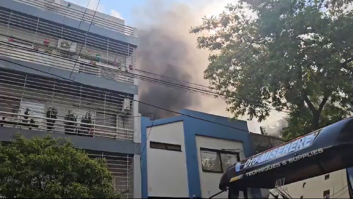 Balvanera: un feroz incendio en un depósito de pintura obligó a evacuar una escuela con 80 alumnos