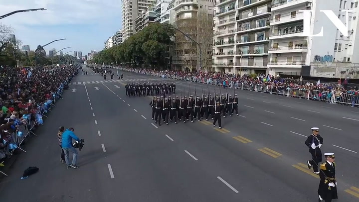 El desfile, desde el drone de LN - Imágenes: Ricardo Pristupluk