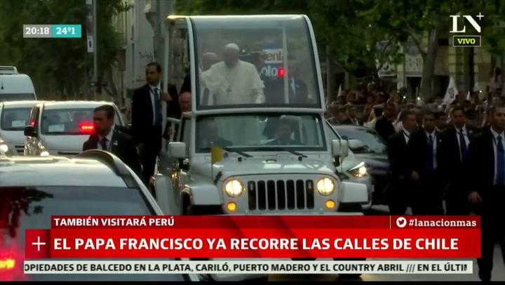 Francisco ya recorre las calles de Chile en el papamóvil