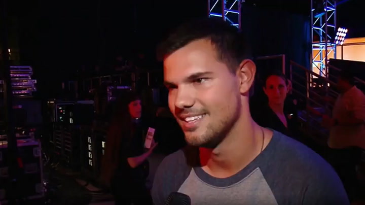 Taylor Lautner and his fiancee say they will include rescue puppies in their wedding