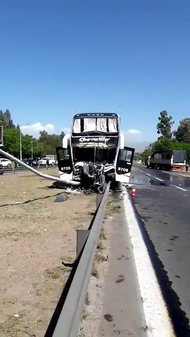 Un ómnibus dela empresa Chevallier perdió el control en Mendoza y chocó contra un poste - @LVDiez