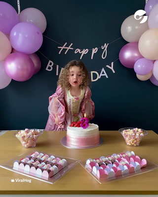 Una niña se lleva una sorpresa con una velita mágica de cumpleaños