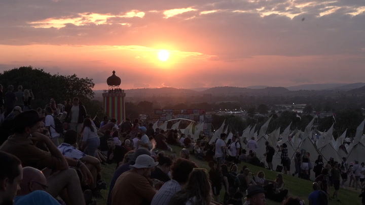 Glastonbury: Stunning timelapse footage of sun setting over festival's first day
