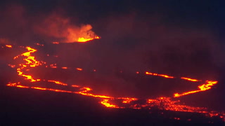 El volcán Mauna Loa en Hawái produce ríos de lava con su erupción