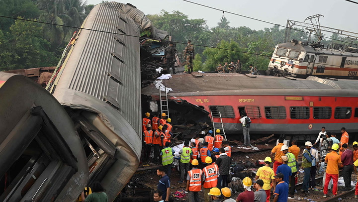 รถไฟอินเดียชนวินาศคร่า 288 ศพ คาดยอดตายยังเพิ่ม ร้ายแรงสุดรอบ 28 ปี (คลิป)