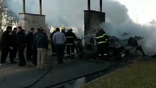 Un auto chocó y explotó en Olavarría