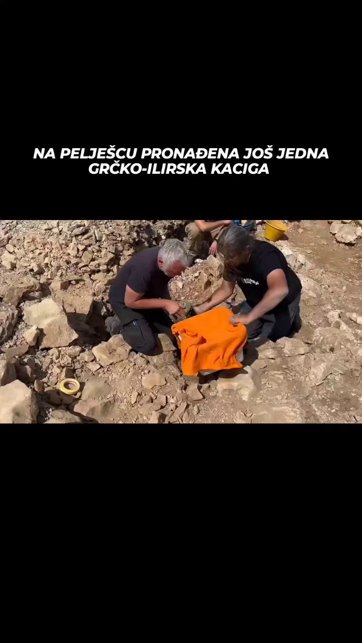 retiran un casco de guerra antiguo en Croacia
